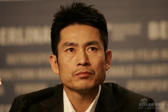 图文：《左右》柏林记者会成泰燊抬头仰望