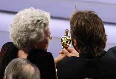 图文:贾维尔-巴登在台下开心向母亲展示奖杯