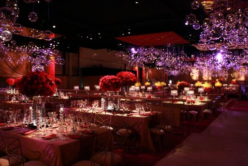 图文:晶莹玻璃球点缀奥斯卡官方庆功宴会