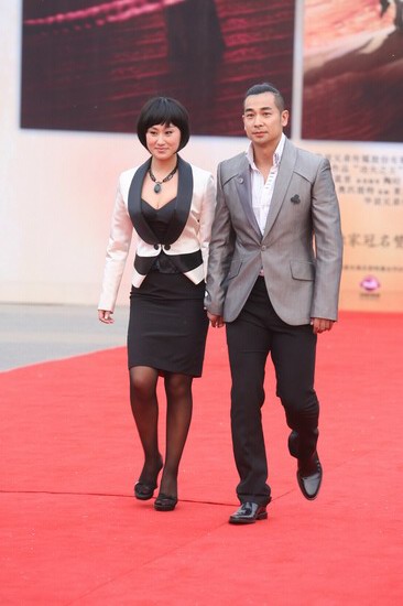 图文：《功夫之王》首映--赵文卓夫妇十指紧扣
