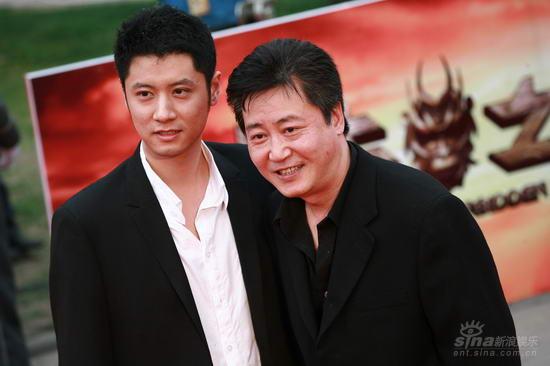 图文：《功夫之王》红毯赵宝刚与签约艺人任重