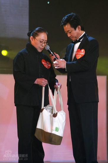 图文：《一奥》首映-斯琴高娃捐款