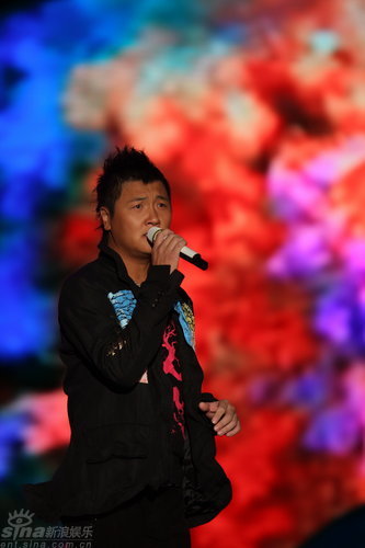 图文:孙楠献唱颁奖礼表情投入背景绚丽