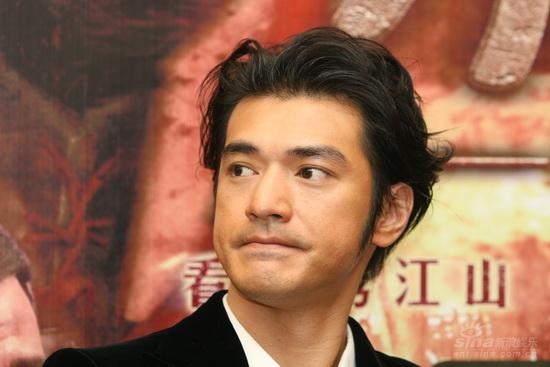 梁朝伟金城武帅气比拼 拍《赤壁》"笑"不出来