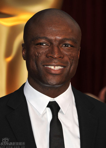 图文:奥斯卡红毯--超模海蒂-克鲁姆的老公希尔