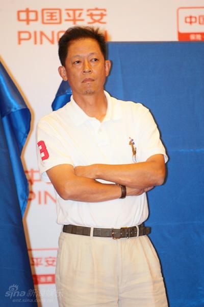 王志文表情严肃