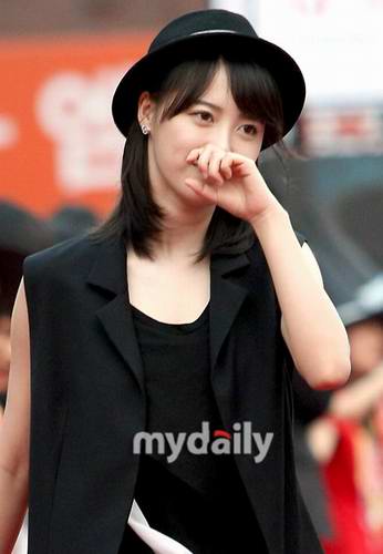 图文:张娜拉等出席电影节--具惠善举止大方