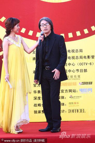 图文:第13届华表奖红毯--周星驰接受李蜜采访