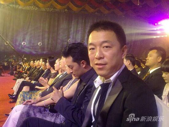 图文:金鸡百花闭幕式--黄渤在颁奖现场
