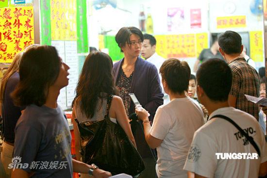 图文:《72家租客》香港热拍--人群中的袁咏仪