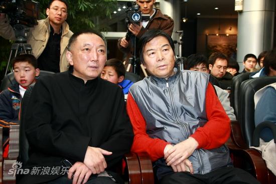 韩三平与贺梦凡进行交流 中影集团公司董事长韩三平与导演贺梦凡