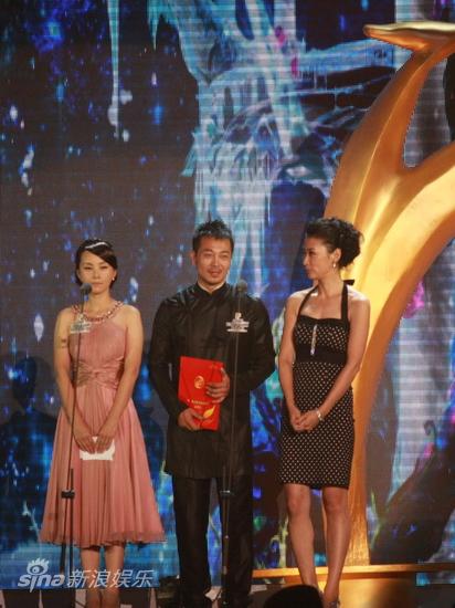 图文：长影节颁奖-何琳吴樾梁静登台颁奖