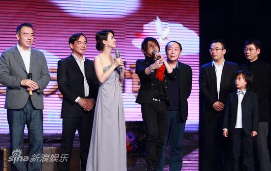 新浪娱乐讯 11月26日,陈凯歌新片《赵氏孤儿》在北京首映。当晚剧组主创参加央视《首映》节目录制。陈凯歌在节目尾声向爱妻陈红当众表真情,惹得陈红险些落泪;孙红雷则作为一个意外出现在现场,向陈凯歌送了一封无字的信。图为嘉宾台上互动 。 郑福德/图