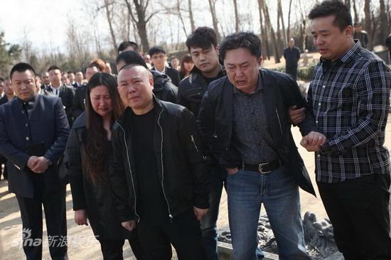 郭德纲率德云社哭祭侯耀文 质疑安葬日选期(图)