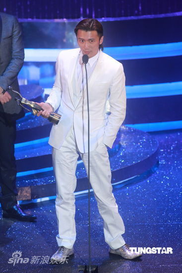 图文:香港电影金像奖现场-谢霆锋获奖致辞