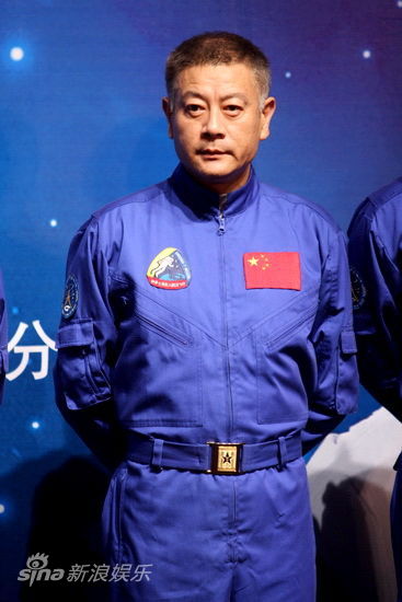 巫刚身穿航天员服装