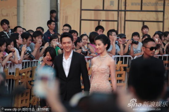 图文:华表奖红毯-刘亦菲和冯绍峰