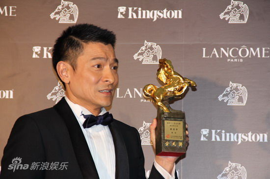 图文:金马奖后台-刘德华手持金马奖杯