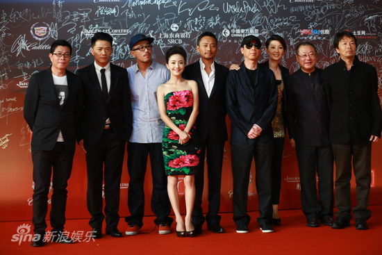 图文:上海电影节红毯-《一九四二》剧组亮相