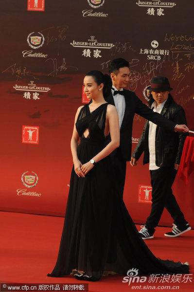 �μѲ����̺