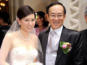 ���ǳ�ǰŮ���޻۾������������