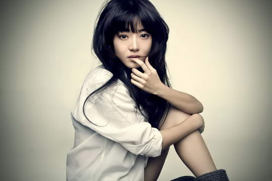 邓家佳饰演<em>女特务</em>罗茂莉