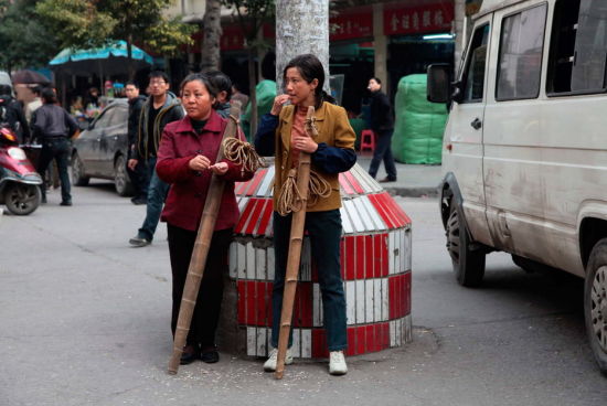 《万箭穿心》:汉正街女扁担的故事