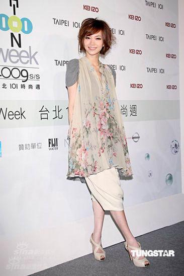 甜美许安安亮相时装秀 名模隋棠等助阵【图】