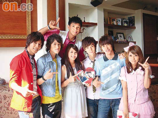 超克7成员阿本见美女粉丝获赠贴身珠链