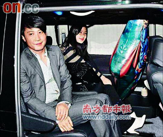 黎明41岁肚腩“挤爆”衬衫周海媚同岁保养得好