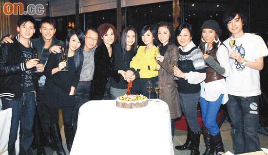 阿娇得宠生日节省20万 神秘派对丢蛋糕庆祝【图】