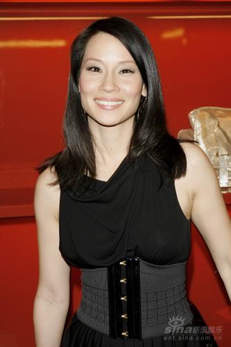 刘玉玲亮相名店开业礼 被富翁揽腰开心媚笑【图】