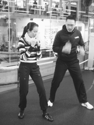 重庆上演人形机器人拳击赛吸引民众围观