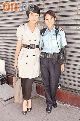 周海媚大热天拍外景 建议香港警察换帽子(图)