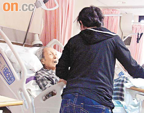 石坚臀部发炎入院休息女佣为其按摩(图)
