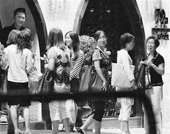 梁朝伟在港约会8位女性刘嘉玲北京迎奥运(图)
