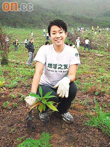 林忆莲生日种树苗 平时带爱女爬山减压【图】