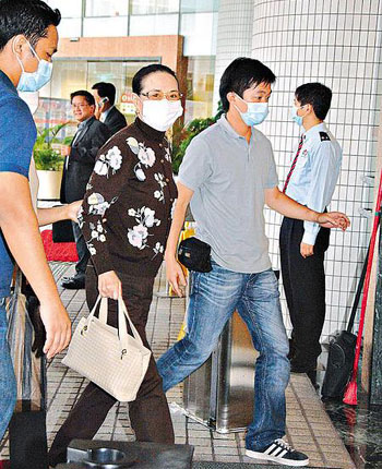 家人续到医院探望何鸿燊 传赌王转院惹四太不