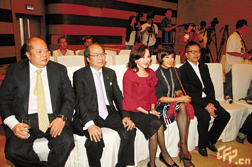 刘晓庆担任亚姐评委 勒令选手解除武装【图】