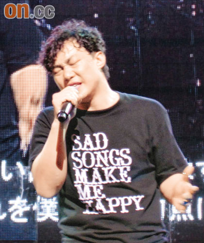 谢安琪展示环球群星台历 与陈奕迅大方“合影”