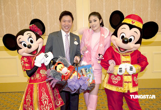 陈慧琳与米老鼠秀亲密 迪士尼特备御寒法宝【图】
