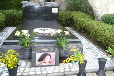 邓丽君墓穴泡水成荫尸 无法迁葬煞死两兄弟【图】