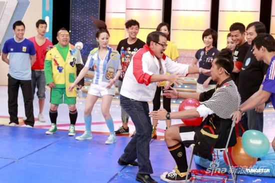 众艺人投身《奖门人》录制 玩游戏兴奋不已(图)