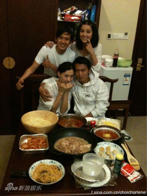 阿sa曝霆锋夫妇恩爱聚餐照：柏芝做五国菜
