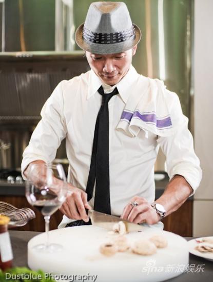 邹兆龙戴着礼帽下厨功夫高手酷爱烹制美食(图)