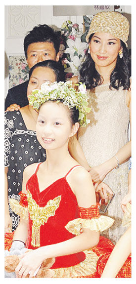 陈浥萍（后右）开新店，女儿穿着芭蕾舞裙表演助庆。