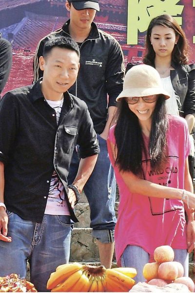 新亚洲娱乐老板余毓兴（左）开腔反击绯闻报道，表示与张柏芝是老板与艺人的关系。