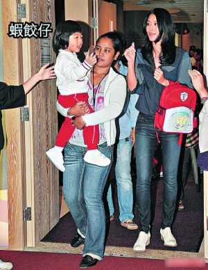 陈慧琳与儿子虾饺仔出行