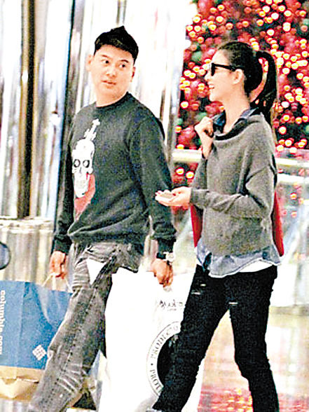 与男友甜蜜逛街