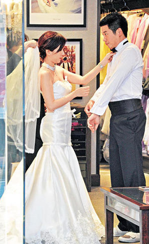 文颂娴与未婚夫Jason上周四试婚纱礼服。